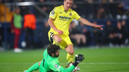 VILLARREAL, SPAIN - MAY 03: Giovani Lo Celso of Villarreal CF is challenged by Alisson Becker of Liverpool during the UEFA Champions League Semi Final Leg Two match between Villarreal and Liverpool at Estadio de la Ceramica on May 03, 2022 in Villarreal, Spain. (Photo by Eric Alonso/Getty Images)