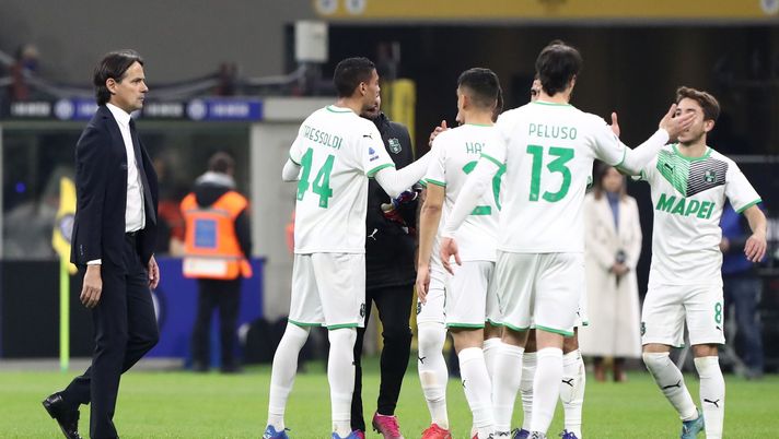 MILAN, ITALY - FEBRUARY 20: FC Internazionale coach Simone Inzaghi (L) show his dejection at the end of the Serie A match between FC Internazionale and US Sassuolo at Stadio Giuseppe Meazza on February 20, 2022 in Milan, Italy. (Photo by Marco Luzzani/Getty Images) L’Inter e le sartine del Sassuolo - immagine 1