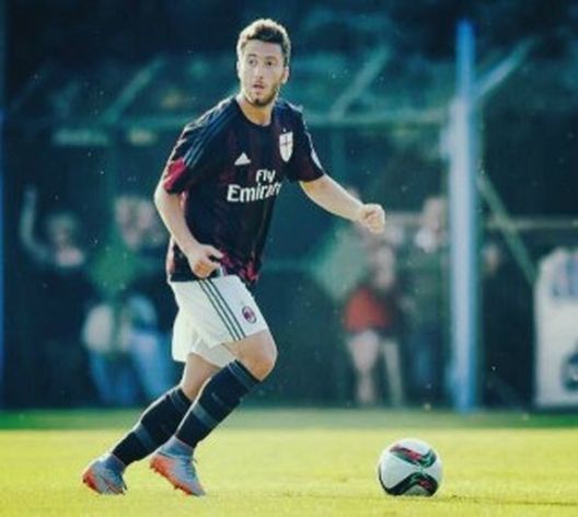 Andrea Bertolacci, centrocampista rossonero (Fonte: twitter Andrea Bertolacci) Andrea Bertolacci, centrocampista rossonero (Fonte: twitter Andrea Bertolacci)