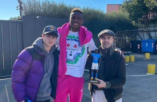 FOTO Osimhen e Kvaratskhelia incontrano il presepe napoletano: le statuette- immagine 2