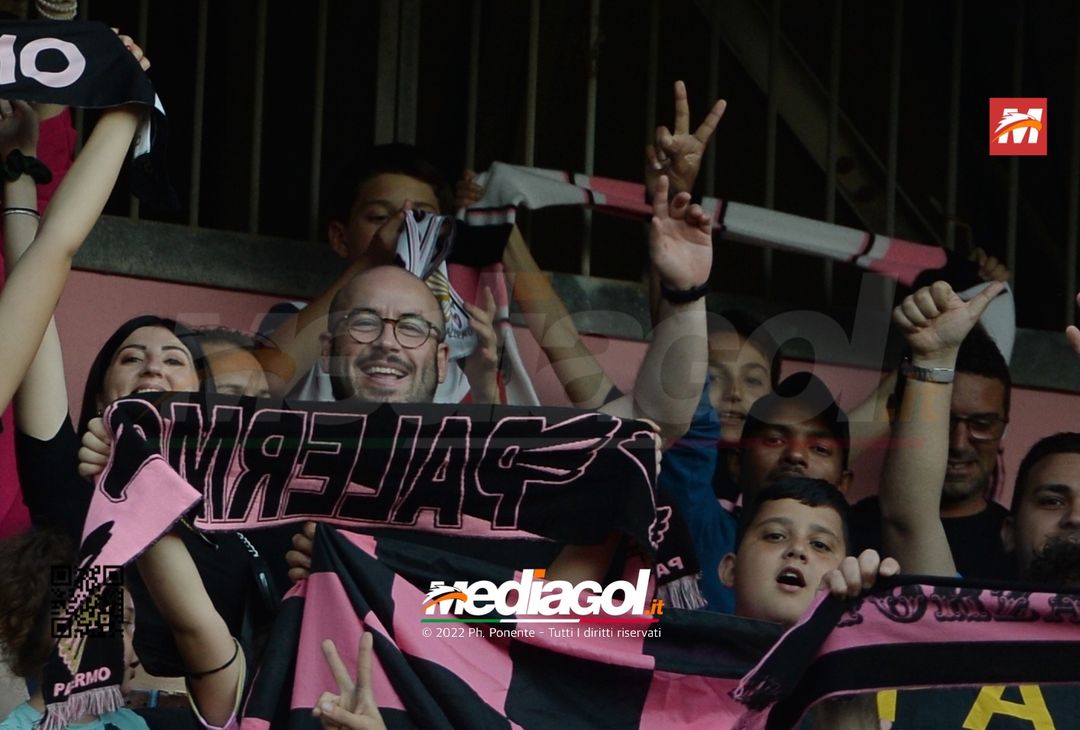 Fototifo, i tifosi allo stadio per Palermo-Feralpisaló 1-0 (gallery) - immagine 150