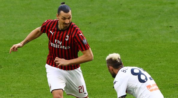  8 marzo 2020, Milan-Genoa: Zlatan Ibrahimovic contro Valon Behrami (credits: GETTY Images) 