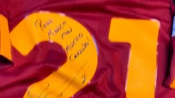 VIDEO / Materazzi mostra l’ultima maglia con dedica che si aggiunge alla sua collezione