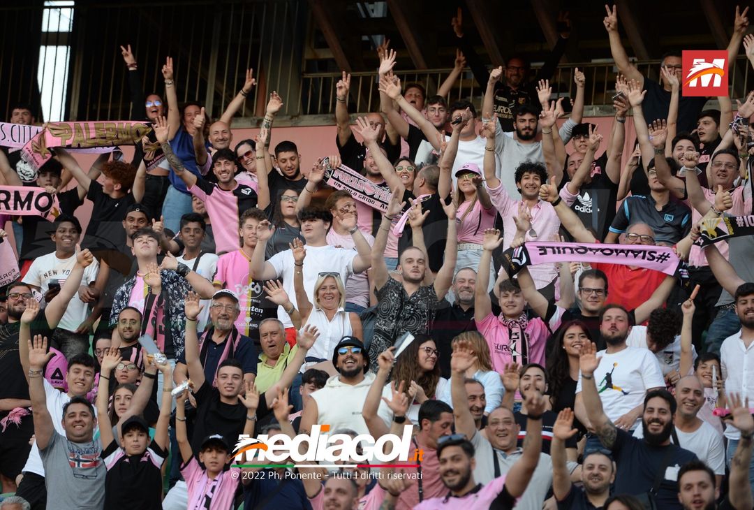 Fototifo, i tifosi allo stadio per Palermo-Feralpisaló 1-0 (gallery) - immagine 13