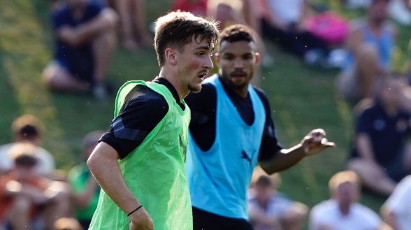 Alexis Saelemaekers e Junior Messias (giocatori AC Milan) in allenamento a Milanello | Milan News (Getty Images) Saelemaekers Messias AC Milan allenamento Milanello