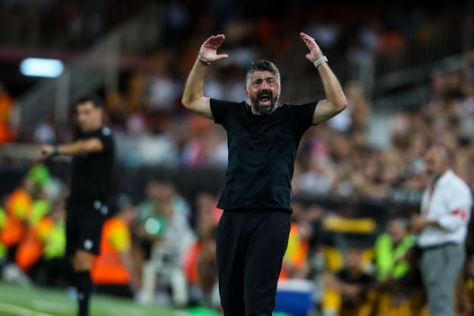 VALENCIA, SPAIN - AUGUST 14: Head coach Gennaro Gattuso of Valencia gestures during the Santander League match between Valencia CF and Girona FC at the Mestalla Stadium on August 14, 2022 in Valencia, Spain. (Photo By Ivan Terron/Europa Press via Getty Images) Gattuso, buona la prima: “Rosso a Cömert giusto. Sono contento ma servono due tre acquisti” - immagine 1