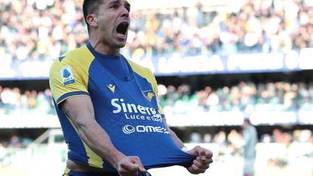 VERONA, ITALY - FEBRUARY 27: Giovanni Simeone of Hellas Verona celebrates after scoring the opening goal during the Serie A match between Hellas Verona and Venezia FC at Stadio Marcantonio Bentegodi on February 27, 2022 in Verona, Italy. (Photo by Emilio Andreoli/Getty Images)