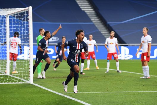 LISBON, PORTUGAL - AUGUST 18: Marquinhos of Paris Saint-Germain celebrates after scoring his team's first goal during the UEFA Champions League Semi Final match between RB Leipzig and Paris Saint-Germain F.C at Estadio do Sport Lisboa e Benfica on August 18, 2020 in Lisbon, Portugal. (Photo by David Ramos/Getty Images) Marquinhos: “Non giochiamo per convincere Mbappé a restare, mi aspetto che Messi sia decisivo”- immagine 2