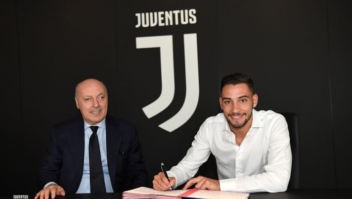 Mattia De Sciglio firma con la Juventus (credits: juventus.com) 