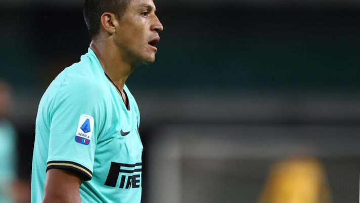 VERONA, ITALY - JULY 09: Alexis Sanchez of FC Internazionale looks on during the Serie A match between Hellas Verona and FC Internazionale at Stadio Marcantonio Bentegodi on July 9, 2020 in Verona, Italy. (Photo by Marco Luzzani/Getty Images) ATTACCO – Fascia per fascia, ecco tutti gli attaccanti: chi mettere e chi no- immagine 1