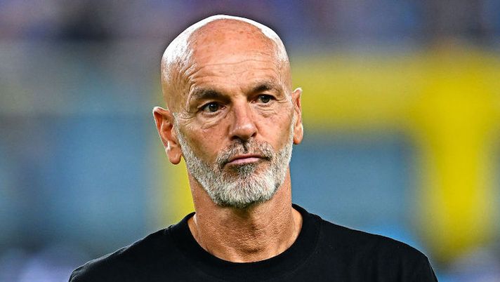 GENOA, ITALY - SEPTEMBER 10: Stefano Pioli head coach of Milan looks on prior to kick-off in the Serie A match between UC Sampdoria and AC MIlan at Stadio Luigi Ferraris on September 10, 2022 in Genoa, Italy. (Photo by Simone Arveda/Getty Images) Pioli: “Possiamo vincere ancora lo Scudetto. Radu, il gol di Giroud e cosa mi ha scritto Zhang” - immagine 1
