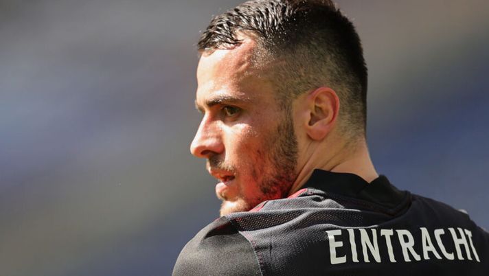 FRANKFURT AM MAIN, GERMANY - MAY 09: Filip Kostic of Eintracht Frankfurt looks on during the Bundesliga match between Eintracht Frankfurt and 1. FSV Mainz 05 at Deutsche Bank Park on May 09, 2021 in Frankfurt am Main, Germany. Sporting stadiums around Germany remain under strict restrictions due to the Coronavirus Pandemic as Government social distancing laws prohibit fans inside venues resulting in games being played behind closed doors. (Photo by Friedemann Vogel - Pool/Getty Images) Juve, la Gazzetta: “Kostic ora è a un passo. Pronto a salutare tutti i compagni” - immagine 1