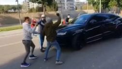 Barcellona: un tifoso è salito sul cofano della sua auto e Umtiti si è infuriato