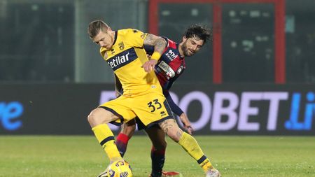 CROTONE, ITALY - DECEMBER 22: Sebastioano Luperto of Crotone competes for the ball with Juraj Kucka of Parma during the Serie A match between FC Crotone and Parma Calcio at Stadio Comunale Ezio Scida on December 22, 2020 in Crotone, Italy. (Photo by Maurizio Lagana/Getty Images)