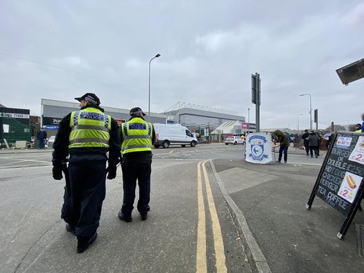 Lancio di bottiglie dopo l’agguato: Severnside derby, la Crew di Cardiff contro la City Firm di Bristol- immagine 2