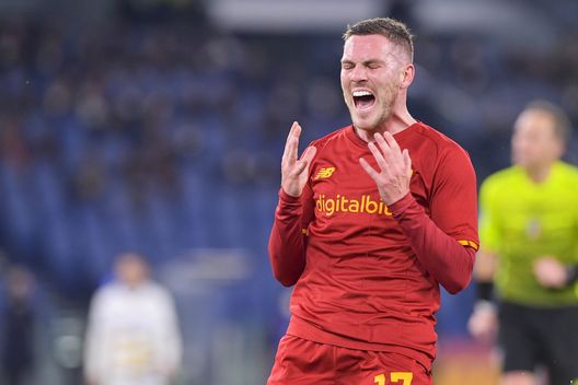 ROME, ITALY - FEBRUARY 19: Jordan Veretout of A Roma reacts during the Serie A match between AS Roma and Hellas Verona FC at Stadio Olimpico on February 19, 2022 in Rome, Italy. (Photo by Fabio Rossi/AS Roma via Getty Images) Veretout, addio Italia: il centrocampista pronto a rientrare in patria- immagine 2