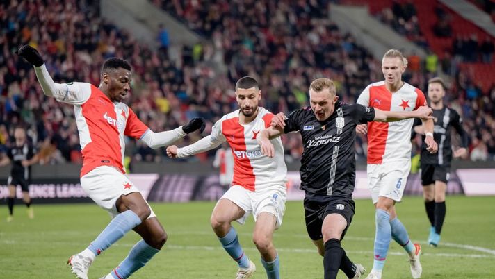 PRAGUE, CZECH REPUBLIC - MARCH 10: Ibrahim Traore (L) and Aiham Ousou (C) of Praha in action with Thomas Goiginger of LASK during the UEFA Conference League Round of 16 Leg One match between Slavia Praha and LASK at on March 10, 2022 in Prague, Czech Republic. (Photo by Thomas Eisenhuth/Getty Images) Conference League, dilagano Slavia Praga e Feyenoord. Vince anche il Paok - immagine 1