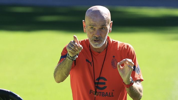 Stefano Pioli (allenatore AC Milan), qui durante un allenamento a Milanello | Milan News (Getty Images) Stefano Pioli AC Milan allenamento Milanello