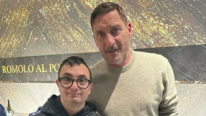 Totti, cena ad Anzio e realizza il sogno di Nanni: foto con l’atleta paralimpico Totti, cena ad Anzio e realizza il sogno di Nanni: foto con l’atleta paralimpico - immagine 1