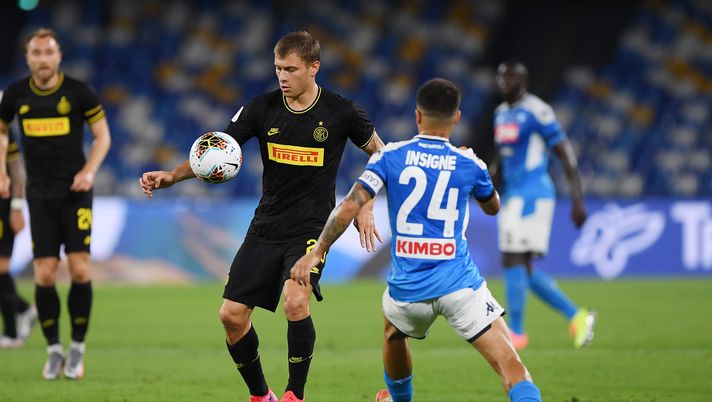 NAPLES, ITALY - JUNE 13: Nicolò Barella of FC Internazionale vies with Lorenzo Insigne of SSC Napoli during the Coppa Italia Semi-Final Second Leg match between SSC Napoli and FC Internazionale at Stadio San Paolo on June 13, 2020 in Naples, Italy. (Photo by Francesco Pecoraro/Getty Images) 
