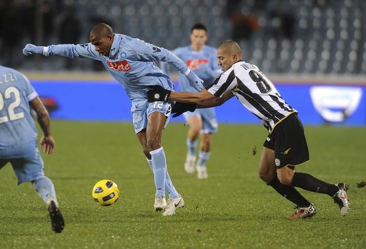 Gokhan Inler e Nicolao Dumitru (Photo by Dino Panato/Getty Images) Gokhan Inler e Nicolao Dumitru (Photo by Dino Panato/Getty Images)