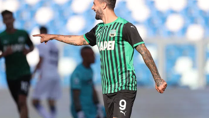 REGGIO NELL'EMILIA, ITALY - OCTOBER 03: Francesco Caputo of US Sassuolo celebrates after scoring a goal during the Serie A match between US Sassuolo and FC Crotone at Mapei Stadium - CittÃ  del Tricolore on October 3, 2020 in Reggio nell'Emilia, Italy  (Photo by Gabriele Maltinti/Getty Images)