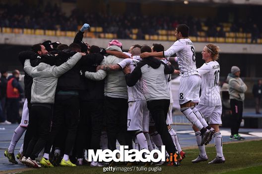 La squadra esulta al gol di Vazquez e, sullo sfondo, Ballardini 