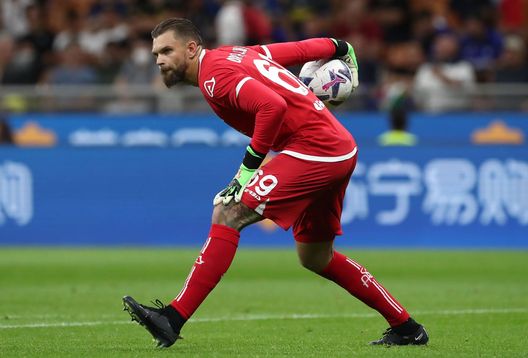 MILAN, ITALY - AUGUST 20: Bartlomiej Dragowski of Spezia Calcio in action during the Serie A match between FC Internazionale and Spezia Calcio at Stadio Giuseppe Meazza on August 20, 2022 in Milan, . (Photo by Marco Luzzani/Getty Images) Ahi, Dragowski. Ma cosa combini? Errore per l’ex portiere viola- immagine 2