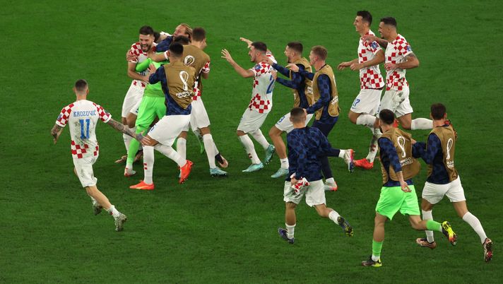 AL RAYYAN, QATAR - DECEMBER 09: Dominik Livakovic of Croatia celebrates with team mates after making the decisive save in the penalty shoot-out during the FIFA World Cup Qatar 2022 quarter final match between Croatia and Brazil at Education City Stadium on December 09, 2022 in Al Rayyan, Qatar. (Photo by Alex Pantling/Getty Images) La Jugoslavia del Sudamerica - immagine 1