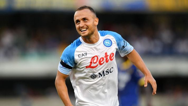VERONA, ITALY - AUGUST 15: Stanislav Lobotka of Napoli celebrates after scoring their team's fourth goal during the Serie A match between Hellas Verona and SSC Napoli at Stadio Marcantonio Bentegodi on August 15, 2022 in Verona, . (Photo by Alessandro Sabattini/Getty Images) Gazzetta: “Il Napoli blinda Lobotka, firma pronta sul rinnovo: cifre e dettagli” - immagine 1