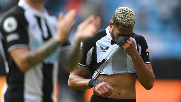 MANCHESTER, ENGLAND - MAY 08: Newcastle player Joelinton reacts after the Premier League match between Manchester City and Newcastle United at Etihad Stadium on May 08, 2022 in Manchester, England. (Photo by Stu Forster/Getty Images) Il prossimo anno il Newcastle vestirà con i colori dell’Arabia Saudita? - immagine 1