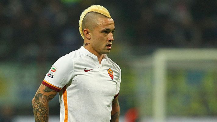 MILAN, ITALY - OCTOBER 31: Radja Nainggolan of AS Roma looks on during the Serie A match between FC Internazionale Milano and AS Roma at Stadio Giuseppe Meazza on October 31, 2015 in Milan, Italy. (Photo by Marco Luzzani/Getty Images) Roma, speranza Nainggolan: domani il test decisivo! Da De Rossi a Paredes, le ultime dall’infermeria - immagine 1