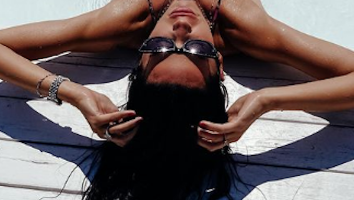 Erjona in grandissima forma. Fisico super e décolleté pazzesco per la Sulejmani Erjona in grandissima forma. Fisico super e décolleté pazzesco per la Sulejmani