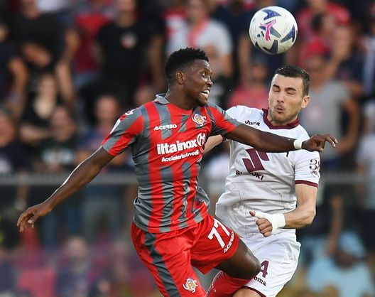 CREMONA, ITALY - AUGUST 27: David Okereke of US Cremonese competes for the ball with Alessandro Buongiorno of Torino Fc during the Serie A match between US Cremonese and Torino FC at Stadio Giovanni Zini on August 27, 2022 in Cremona, Italy. (Photo by Alessandro Sabattini/Getty Images) Toro News Award 2022/2023: vota il miglior granata della stagione!- immagine 2