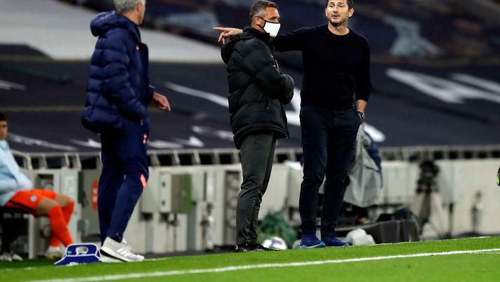 LONDON, ENGLAND - SEPTEMBER 29: Frank Lampard, Manager of Chelsea speaks with Jose Mourinho, Manager of Tottenham Hotspur during the Carabao Cup fourth round match between Tottenham Hotspur and Chelsea at Tottenham Hotspur Stadium on September 29, 2020 in London, England. Football Stadiums around United Kingdom remain empty due to the Coronavirus Pandemic as Government social distancing laws prohibit fans inside venues resulting in fixtures being played behind closed doors. (Photo by Matt Dunham - Pool/Getty Images) LONDON, ENGLAND - SEPTEMBER 29: Frank Lampard, Manager of Chelsea speaks with Jose Mourinho, Manager of Tottenham Hotspur during the Carabao Cup fourth round match between Tottenham Hotspur and Chelsea at Tottenham Hotspur Stadium on September 29, 2020 in London, England. Football Stadiums around United Kingdom remain empty due to the Coronavirus Pandemic as Government social distancing laws prohibit fans inside venues resulting in fixtures being played behind closed doors. (Photo by Matt Dunham - Pool/Getty Images)