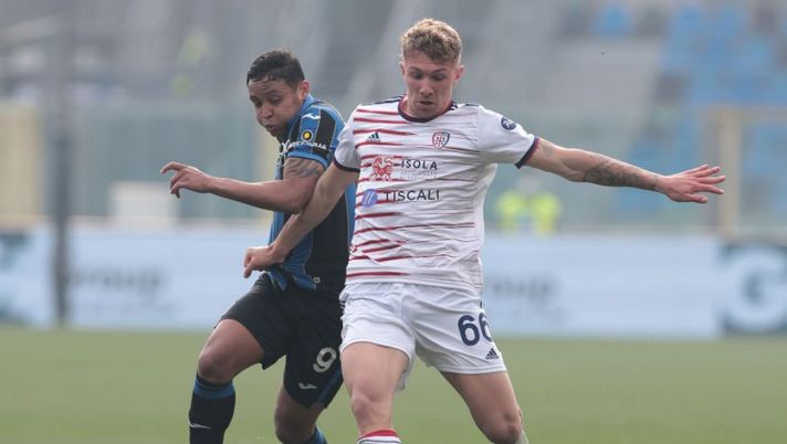 BERGAMO, ITALY - FEBRUARY 06: Matteo Lovato of Cagliari Calcio is challenged by Luis Muriel of Atalanta BC during the Serie A match between Atalanta BC and Cagliari Calcio at Gewiss Stadium on February 06, 2022 in Bergamo, Italy. (Photo by Emilio Andreoli/Getty Images) NEWS – Bastoni, Lazzari, Muriel, Berardi, Kessié, Kean, Beto e lo stop di Lovato: le novità - immagine 1