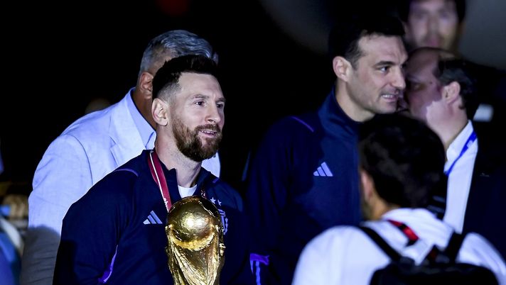 Argentina, Messi regala ai compagni un IPhone con custodie d’oro per il Mondiale - immagine 1