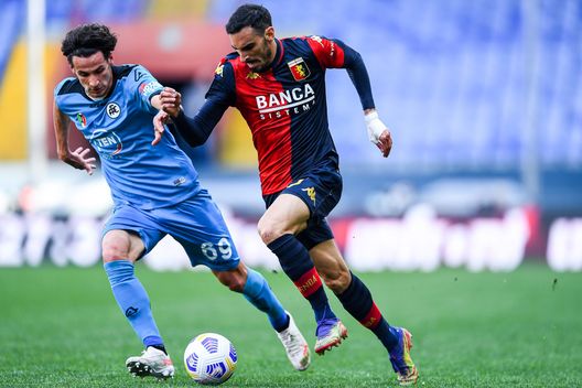 GENOA, ITALY - APRIL 24: Luca Vignali of Spezia (L) and Davide Zappacosta of Genoa vie for the ball during the Serie A match between Genoa CFC and Spezia Calcio at Stadio Luigi Ferraris on April 24, 2021 in Genoa, Italy. (Photo by Getty Images) GENOA, ITALY - APRIL 24: Luca Vignali of Spezia (L) and Davide Zappacosta of Genoa vie for the ball during the Serie A match between Genoa CFC and Spezia Calcio at Stadio Luigi Ferraris on April 24, 2021 in Genoa, Italy. (Photo by Getty Images)