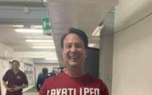 Il presidente della Reggina, Luca Gallo, e il suo sfottò dopo il derby vinto sul Catanzaro
Il presidente della Reggina, Luca Gallo, e il suo sfottò dopo il derby vinto sul Catanzaro