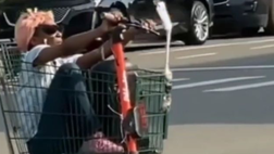 Monopattino o carrello? Il nuovo mezzo è geniale e… pericoloso (VIDEO)