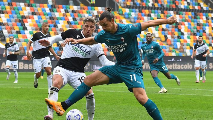 Strygen Larsen prova a bloccare Zlatan Ibrahimovic Strygen Larsen prova a bloccare Zlatan Ibrahimovic