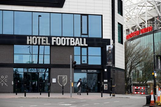 A view of Hotel Football next to Old Trafford, Manchester. Gary Neville and Ryan Giggs will give health workers free access to their hotels from this weekend in a show of solidarity during the coronavirus outbreak. PA Photo. Picture date: Thursday March 19, 2020. See PA story SPORT Coronavirus. Photo credit should read: Martin Rickett/PA Wire Giggs e Neville, che flop: l’Hotel di fronte all’Old Trafford genera perdite per 3,7 milioni - immagine 1