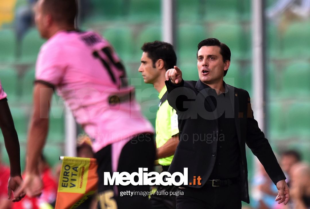  PALERMO, ITALY - NOVEMBER 06:  Head coach Vincenzo Montella of Milan issues instructions during the Serie A match between US Citta di Palermo and AC Milan at Stadio Renzo Barbera on November 6, 2016 in Palermo, Italy.  (Photo by Tullio M. Puglia/Getty Images) 
