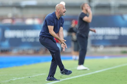 EMPOLI, ITALY - AUGUST 21: Vincenzo Italiano manager of ACF Fiorentina gestures during the Serie A match between Empoli FC and ACF Fiorentina at Stadio Carlo Castellani on August 21, 2022 in Empoli, . (Photo by Gabriele Maltinti/Getty Images) Italiano: “Non sono soddisfatto. Ci abbiamo provato, serve più cattiveria”- immagine 2