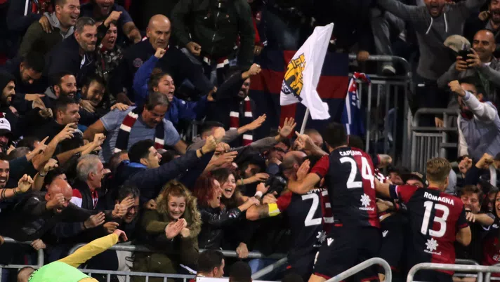 CAGLIARI, ITALY - OCTOBER 25:  Leonardo Pavoletti of Cagliari celebrates his goal 2-1   during the Serie A match between Cagliari Calcio and Benevento Calcio at Stadio Sant'Elia on October 25, 2017 in Cagliari, Italy.  (Photo by Enrico Locci/Getty Images)