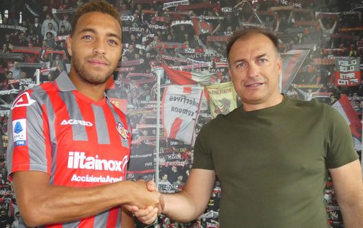 Dessers e il direttore sportivo Giacchetta Dessers davanti all’albero di Natale: Cremonese, grande presentazione del nuovo 9- immagine 3