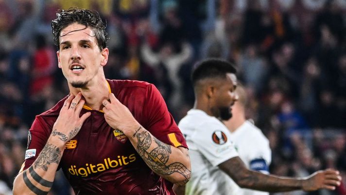 AS Roma's Italian midfielder Nicolo Zaniolo (L) celebrates after scoring his side's third goal during the UEFA Europa League Group C football match between AS Rome (ITA) and Ludogorets Razgrad (BUL) on November 3, 2022 at the Olympic stadium in Rome. (Photo by Alberto PIZZOLI / AFP) (Photo by ALBERTO PIZZOLI/AFP via Getty Images) Sky: “Non solo Spezia, Zaniolo sarà fuori anche contro il Napoli: il motivo” - immagine 1