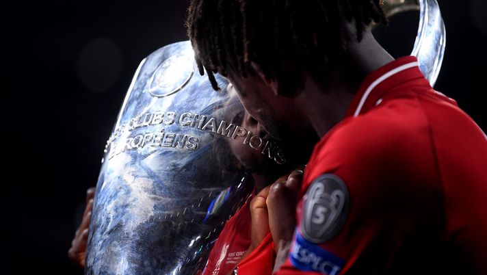 Origi bacia la Coppa Origi bacia la Coppa