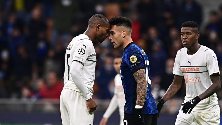 MILAN, ITALY - NOVEMBER 24: Lautaro Martinez of FC Internazionale clashes with Marlon of Shakhtar Donetsk during the UEFA Champions League group D match between FC Internazionale and Shakhtar Donetsk at Giuseppe Meazza Stadium on November 24, 2021 in Milan, Italy. (Photo by Mattia Ozbot - Inter/Inter via Getty Images) Il Monza si inserisce per un difensore che piace tanto alla Fiorentina - immagine 1