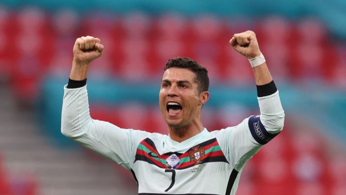 TOPSHOT - Portugal's forward Cristiano Ronaldo celebrates at the end of the UEFA EURO 2020 Group F football match between Hungary and Portugal at the Puskas Arena in Budapest on June 15, 2021. (Photo by Alex Pantling / POOL / AFP) (Photo by ALEX PANTLING/POOL/AFP via Getty Images) Ronaldo sempre più nella storia: due gol all’Europeo e due nuovi record per CR7 - immagine 1